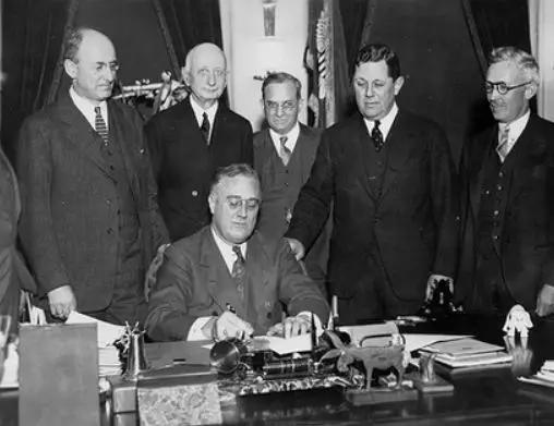 威尔逊签署1913年《联邦储备法案》