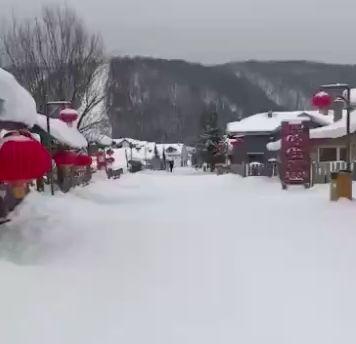 视频截图:曝光后的雪乡街头