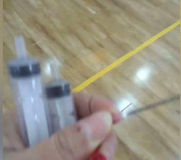 红黄蓝河北再曝针扎虐童 家长怒掴老师