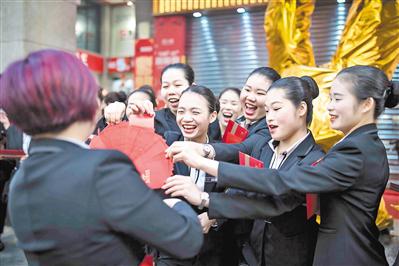大年初一，北京路一商场给仍在工作的员工派利是。广州日报全媒体记者陈忧子 摄