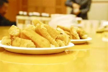 油条是深受市民喜爱的早餐美食之一。新闻晨报记者　朱影影 摄