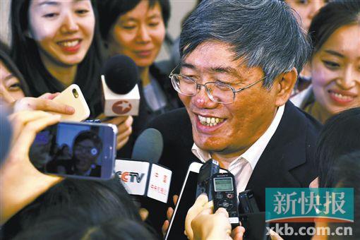 杨伟民接受媒体记者采访。