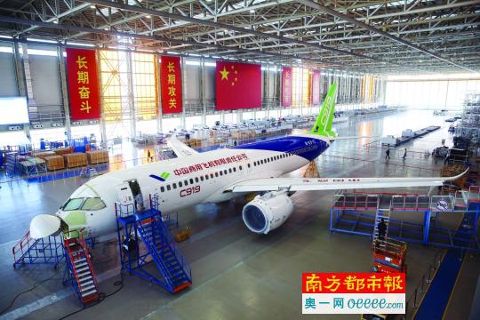 2月13日，C919大型客机102架机停放在中国商飞公司上海飞机制造有限公司总装车间内。新华社发