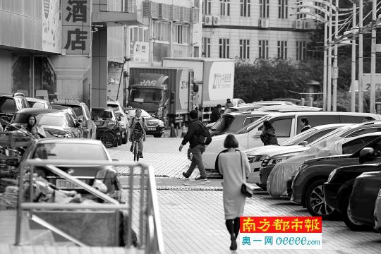 3月10日,罗湖港逸豪庭小区,因小区停车位紧张,汽车密集停在路面。