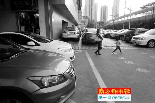 因规划中的300个停车位长期未兑现,罗湖港逸豪庭小区停车位紧张,汽车停在“禁止停车”处。