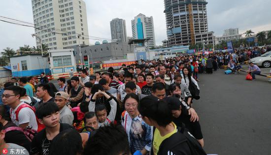 2018年2月21日，海南海口，众多准备出岛的旅客在秀英港等待上船@东方IC