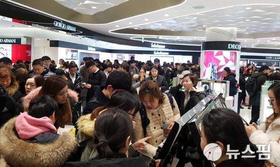 7日,中国游客在首尔小公洞乐天免税店购物,不见旅行团踪影