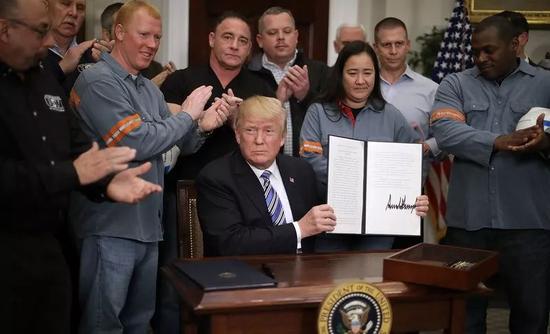 ▲3月8日，特朗普在白宫签署针对进口钢铁和铝的关税法令。（盖帝图像）