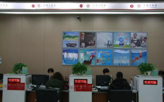 中国银行河北雄安分行受理业务窗口。栗翘楚摄