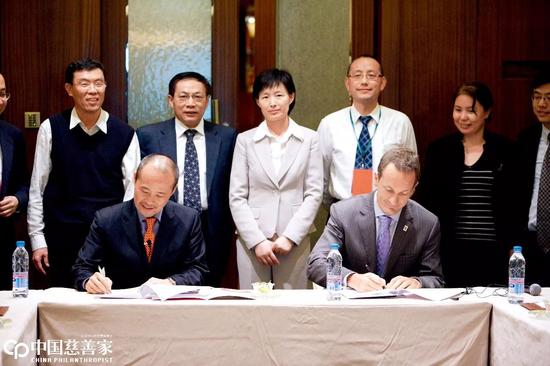 2008年3月18日,王石代表阿拉善SEE与气候组织(The Climate Group)签署了战略合作协议。气候组织于2004年由时任英国首相的托尼·布莱尔和来自北美、欧洲以及澳大利亚的20位商业精英、政府首脑共同发起成立,至今已发展成为在全球享有盛誉的专注于气候变化解决方案的非政府、非营利性机构之一。