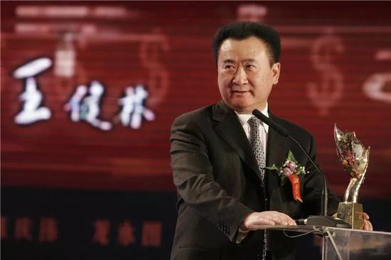 ▲王健林获得2005CCTV中国经济年度人物称号。图@视觉中国
