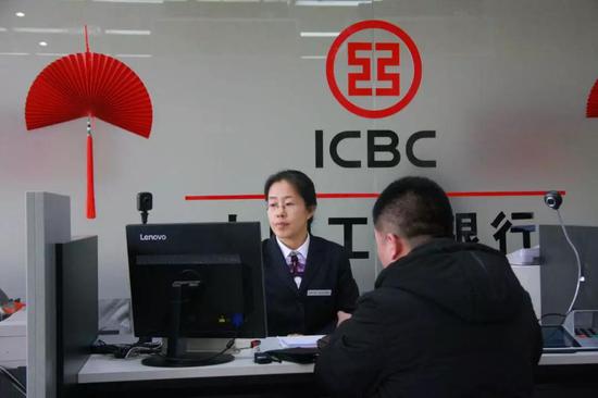 中国工商银行河北雄安分行非现金业务窗口。栗翘楚摄