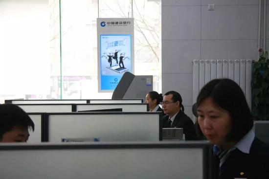 中国建设银行河北雄安分行受理业务窗口。栗翘楚摄