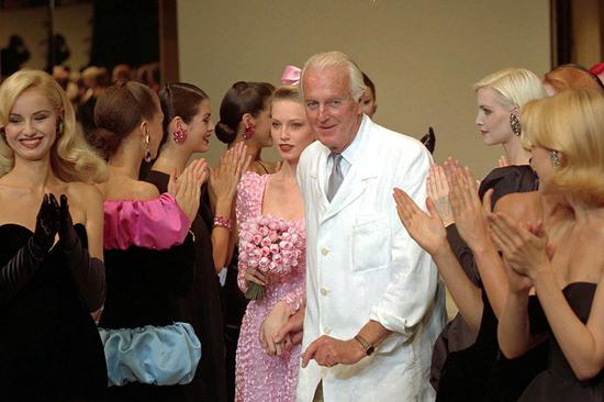 1995年，纪梵希在自己最后一场时装秀上