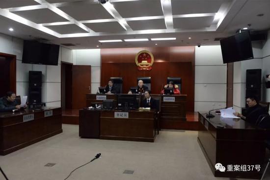 ▲3月6日,父亲称12岁女儿打赏男主播10万一案开庭审理。法院供图