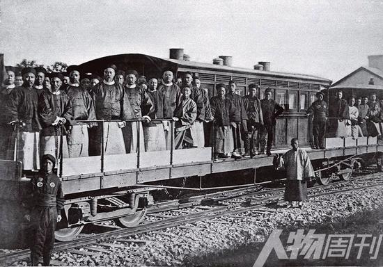 1881年，开平矿务局投资建成中国第一条专线铁路——唐山至胥各庄铁路。图为李鸿章视察唐胥铁路