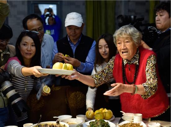 褚时健的夫人马静芬正在让客人尝试褚橙（图片来源：《中国企业家》，摄影/史小兵）