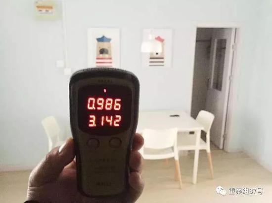 11月18日，方古园某室，客厅里空气质量检测仪上显示的甲醛指数是0.986，超过0.1~0.3是超标，超过0.3即为严重超标。来源：新京报记者大路摄