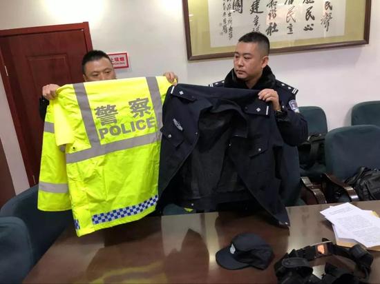 也许是因为这身行头,周某很顺利的就骗取了女子的信任。