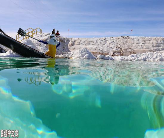 资料图片：南美多从盐湖水中提取锂离子。（《日本经济新闻》网站）