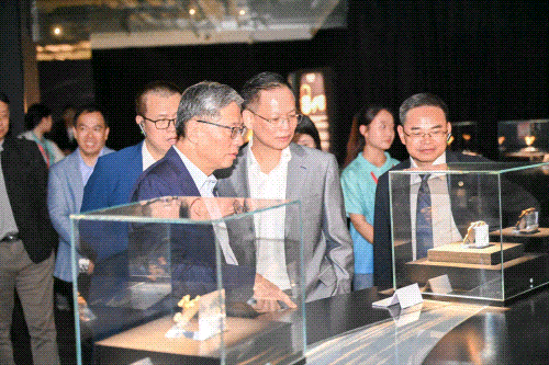 嘉宾们参观‘東家·金造’黄金艺术展