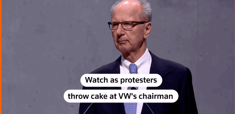 尴尬!大众汽车董事长股东大会被扔蛋糕,遭灵魂三问