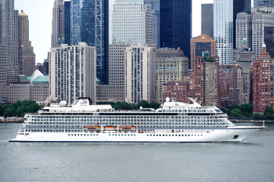  航行在哈德逊河上的维京游轮 “海王星号”，背景是纽约市天际线。