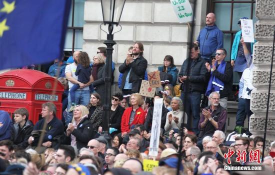 资料图：2019年3月23日，在欧盟同意英国延迟脱欧、英国脱欧前景仍面临“灾难的不确定性”困境之际，伦敦市中心举行了大规模呼吁举行“第二次脱欧公投”的示威游行。中新社记者 张平 摄