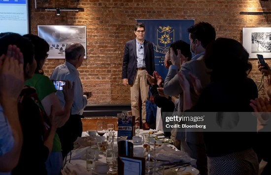 去年五月,David Webb在香港外国记者会(FCC)的午餐会最后一次露面,主题为“与David Webb的告别炉边对谈”,现场座无虚席。