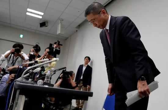日产汽车CEO西川广人在记者会上道歉(图片来源:视觉中国)