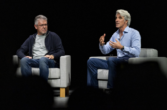 苹果的约翰・吉安南德雷亚和克雷格・费德里吉(Craig Federighi)。
