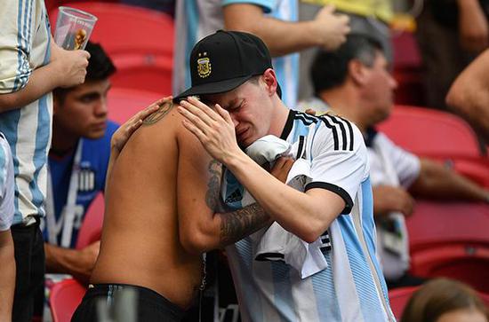 阿根廷球迷相拥哭泣。