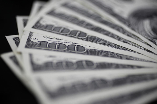 资料图片：2011年8月，美元纸币。REUTERS/Yuriko Nakao