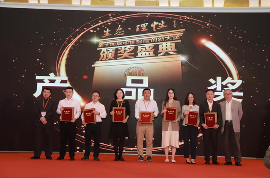创新论坛终身名誉主席罗忠敏,创新论坛主席、保险文化杂志社社长张迎宾为获奖企业颁奖