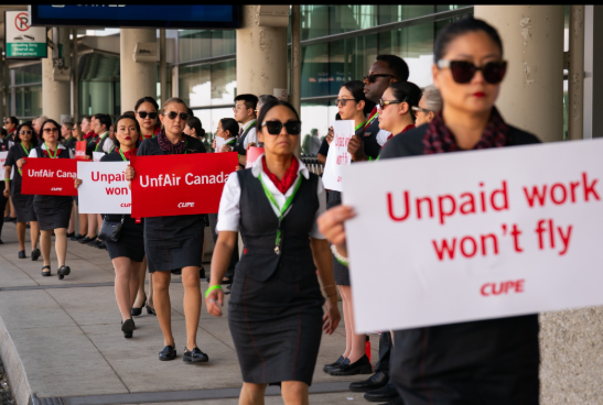 2024 年 8 月 11 日,加拿大航空乘务员在多伦多皮尔逊国际机场举行示威活动。