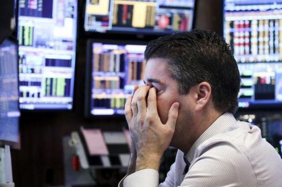 2018年12月4日，交易员在美国纽约证券交易所工作。当日纽约股市三大股指均大幅下跌。（王迎 摄）