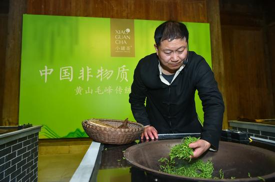 谢四十大师示范炒茶工艺