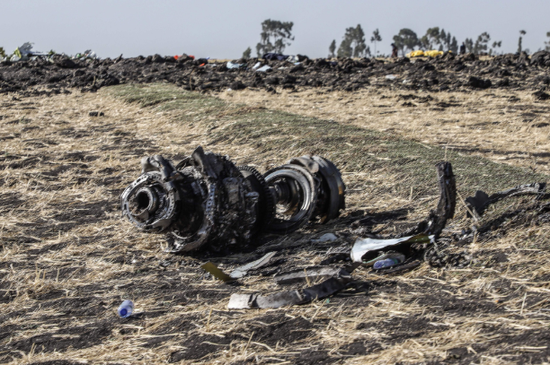 来自埃塞俄比亚航空公司坠毁飞机的碎片。