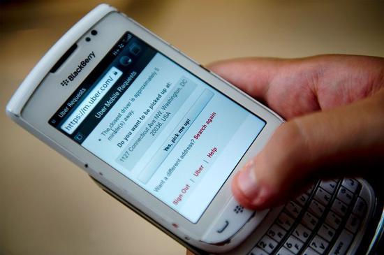 2012年,一位男子在黑莓上使用Uber app