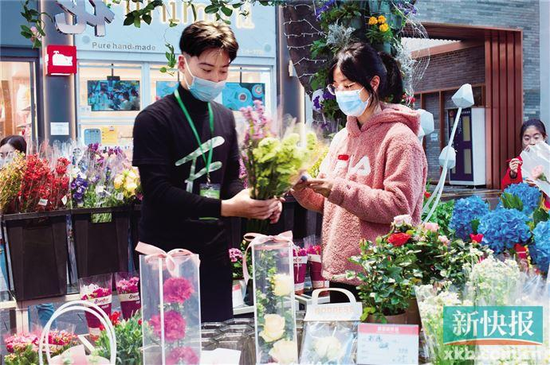 一名年轻女子在北京路鲜花体验店购买花束. 通讯员供图