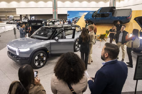 2026 款里维安 R2 SUV 亮相洛杉矶车展。售价普遍远超 5 万美元的大型皮卡和 SUV，是车企主要利润来源。