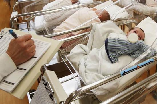 2019年全国出生人口_岛内人口死亡交叉来临2019年起出生数恐不及死亡数(2)
