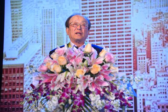 王连洲发表演讲。