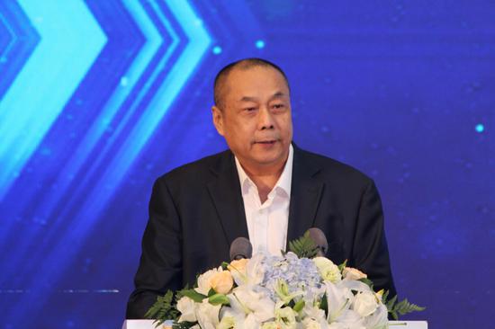 图为《银行家》杂志主编王松奇