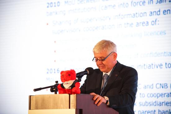 捷克国家银行行长Jiří Rusnok发表主题演讲