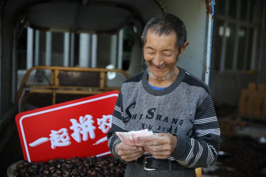图说:湖北大洪山板栗通过拼多多大卖,农户喜笑颜开