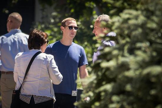 7月,扎克伯格与参议员Schumer对话,后者的女儿就职于Facebook