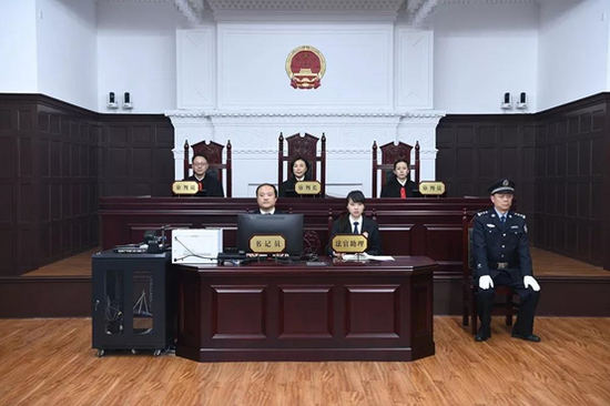 10月18日下午，上海金融法院敲响正式揭牌成立后的第一槌。