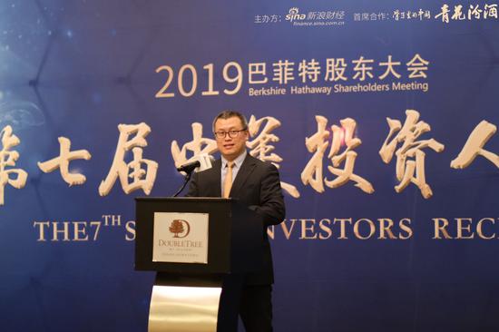 新浪网高级副总裁邓庆旭在酒会上发言