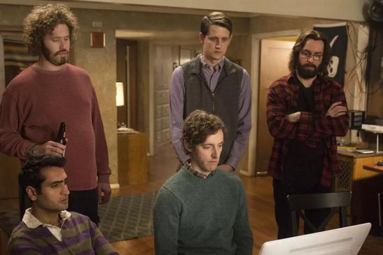 HBO喜剧《硅谷》(Silicon Valley)中的一幕。从左至右：Kumail Nanjiani（坐）、T.J. Miller、Thomas Middleditch（坐）、Zach Woods和Martin Starr。 图片来源：HBO/ASSOCIATED PRESS